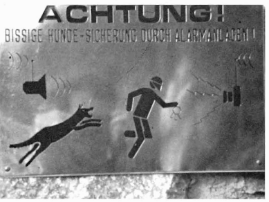 Hinweisschilder auf einen ganz besonders ängstlichen Eigentümer