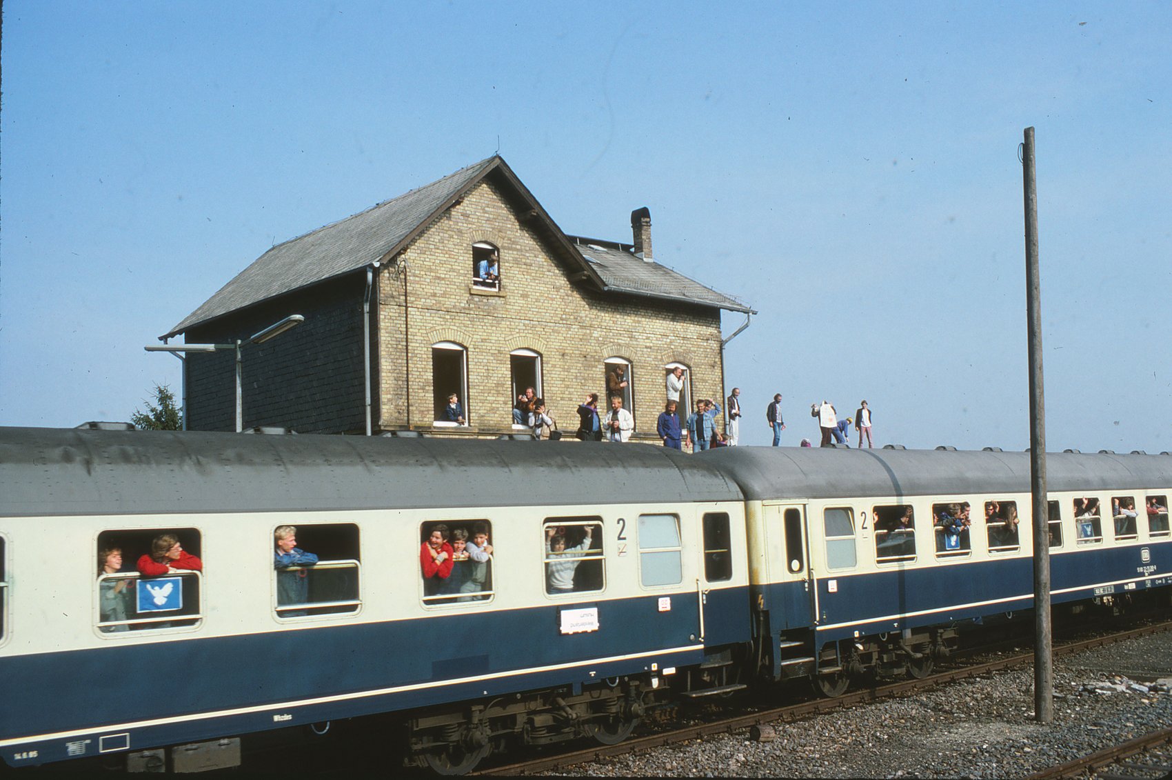 Sonderzug am Bahnhof Kastellaun am 11. Oktober 1986, Menschen schauen aus den Fenstern