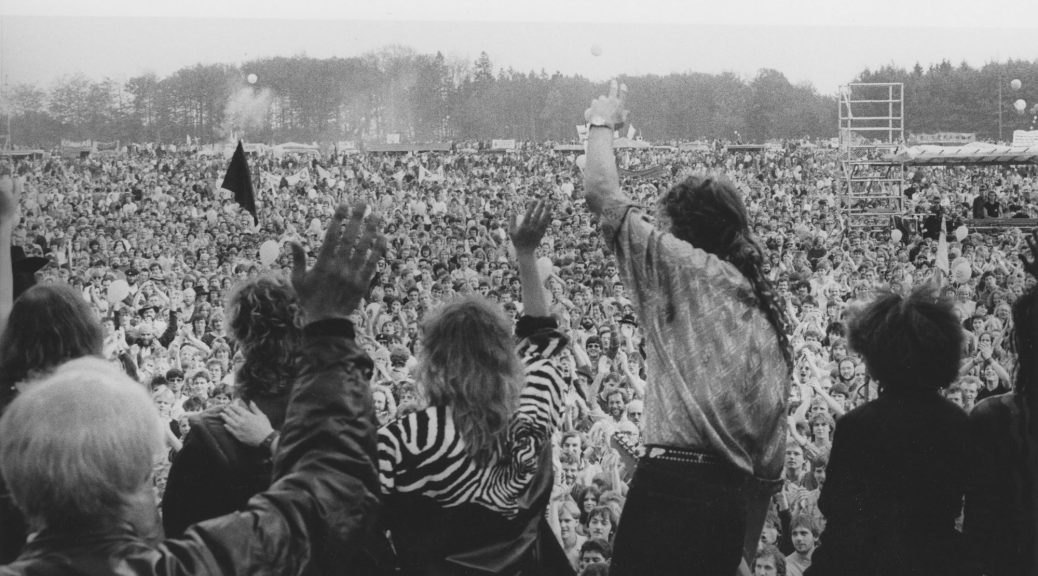 Blick von der B&uuml;hne &uuml;ber die Menge bei der Gro&szlig;demonstration 1986, Menschen mit erhobenen H&auml;nden