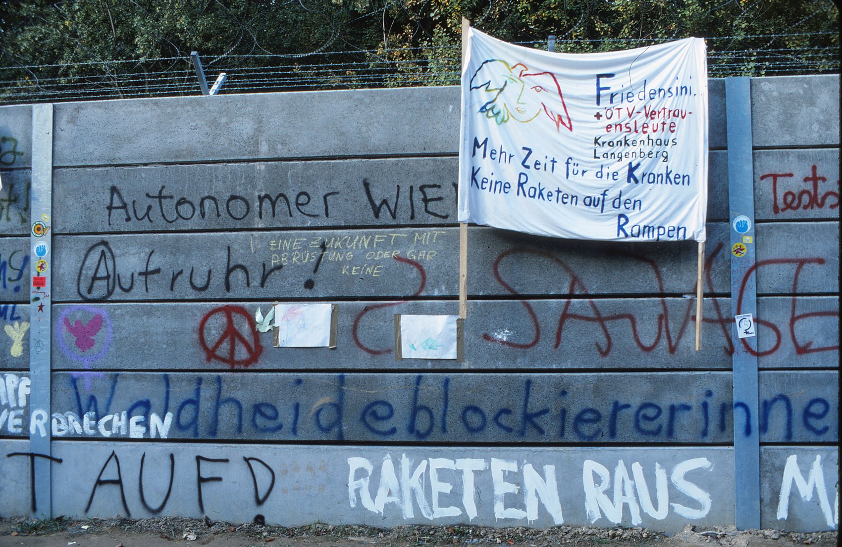 Mauer mit der Aufschrift Raketen raus und einem Transparent der &Ouml;TV-Vertrauensleute